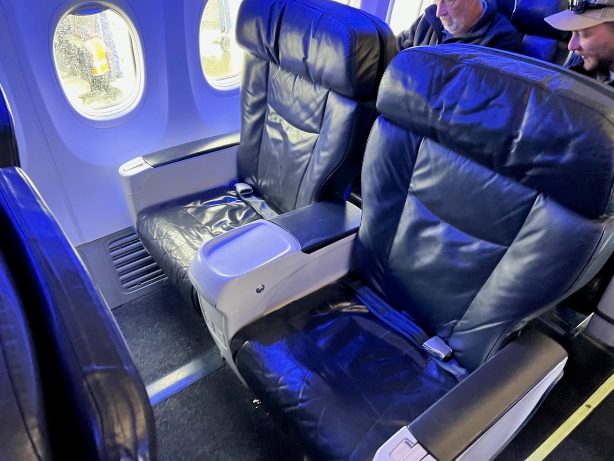 Review: Alaska Airlines First Class B737-9, Anchorage – Seattle | World ...
